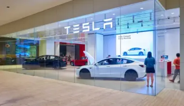 Tesla pārdošanas kritums turpinās, BYD kļūst par pasaules līderi elektroauto tirgū