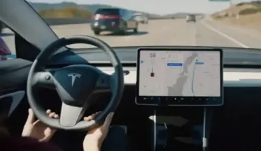 Tesla pārtrauc bezmaksas funkciju nodrošināšanu; autovadītājiem jāmaksā par agrāk standartā pieejamiem palīglīdzekļiem