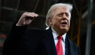 Tramps jauns skandāls: "Ford" rūpnīcā Mičiganā vidējo pirkstu parādījis protestētājam