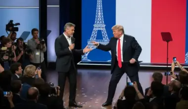 Tramps un Klūnijs apmainās ar kritiku: Holivudas zvaigzne saņem Francijas pilsonību, prezidents pauž neapmierinātību