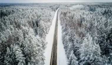 Trešdienas rītā vietām Latvijā autoceļi apledo; autovadītāji aicināti būt uzmanīgiem