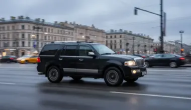 Ukrainai nodots 22 gadus vecs luksusa spēkrats "Lincoln Navigator"