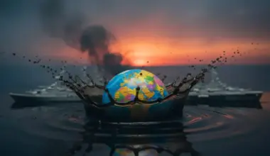 "Uz Irānu dodas milzīga armāda" – Trampa paziņojumi satricina naftas tirgu