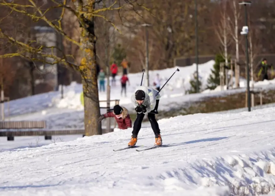 Uzvaras parka slēpošanas trase Rīgā papildināta ar mākslīgo sniegu
