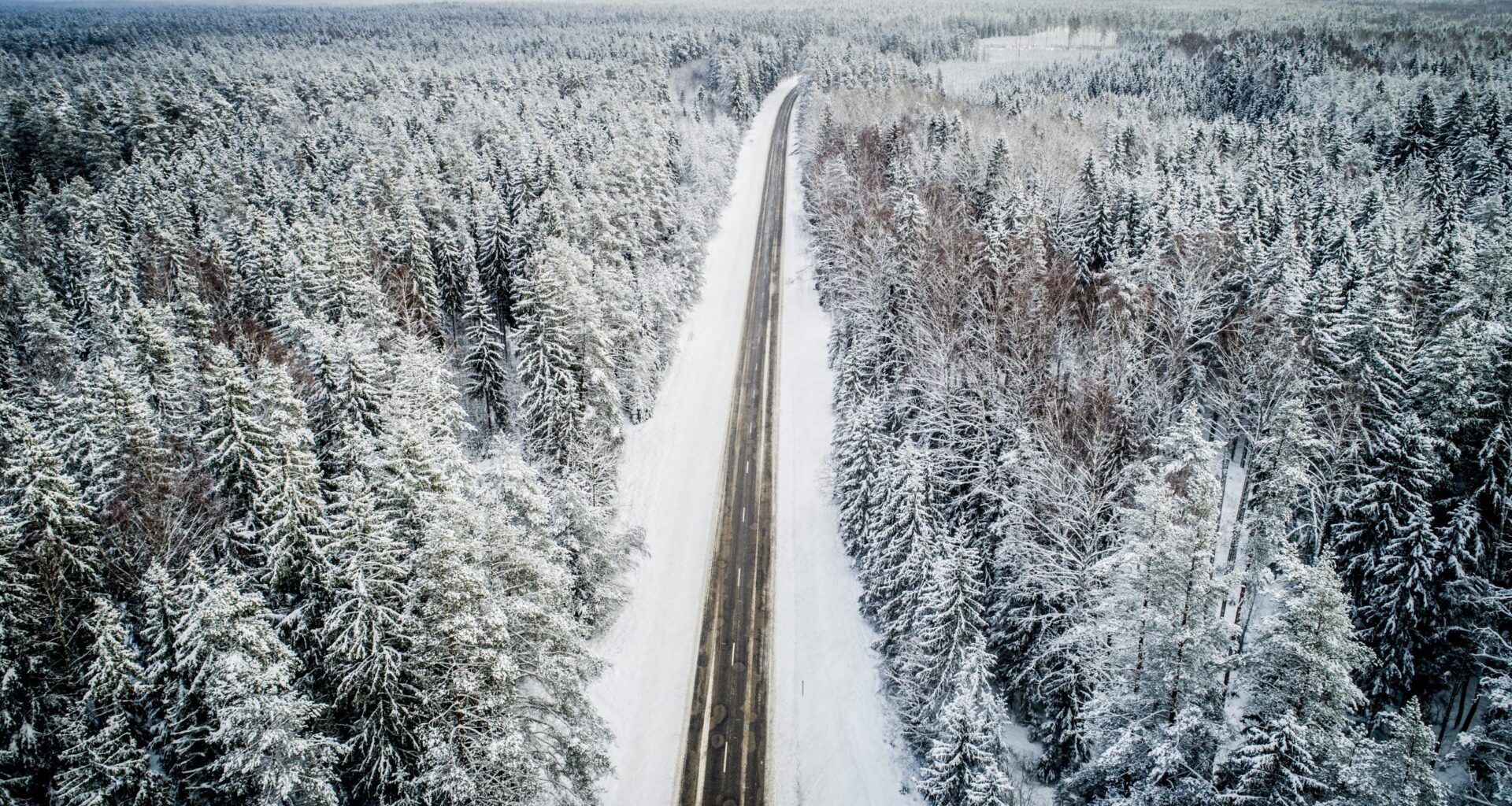 Šorīt vietām, galvenokārt Latgalē autoceļi sniegoti un apledo, strādā 14 ziemas tehnikas vienības