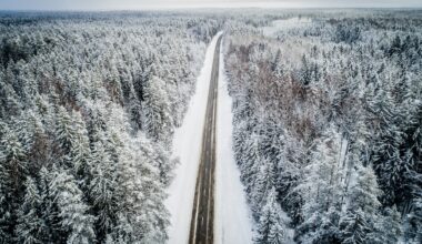 Šorīt vietām, galvenokārt Latgalē autoceļi sniegoti un apledo, strādā 14 ziemas tehnikas vienības