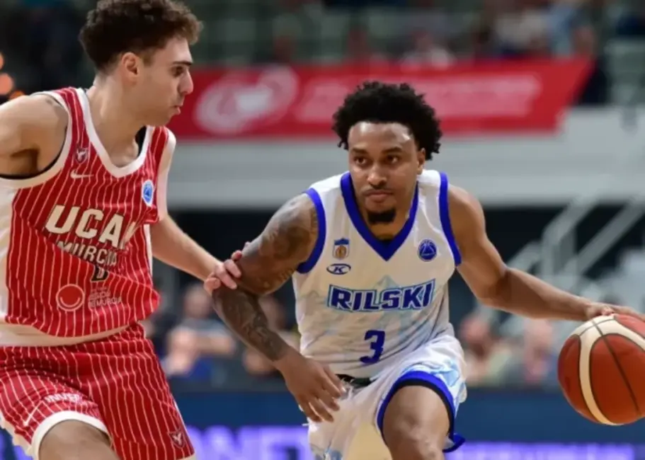 "VEF Rīga" sastāvu papildina rezultatīvs amerikāņu saspēles vadītājs Kamau Stoukss