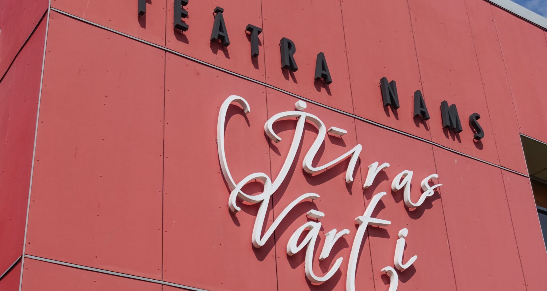 Teātra namā “Jūras vārti” pabeigta saules elektrostacijas uzstādīšana