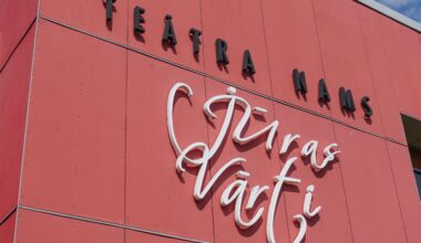 Teātra namā “Jūras vārti” pabeigta saules elektrostacijas uzstādīšana