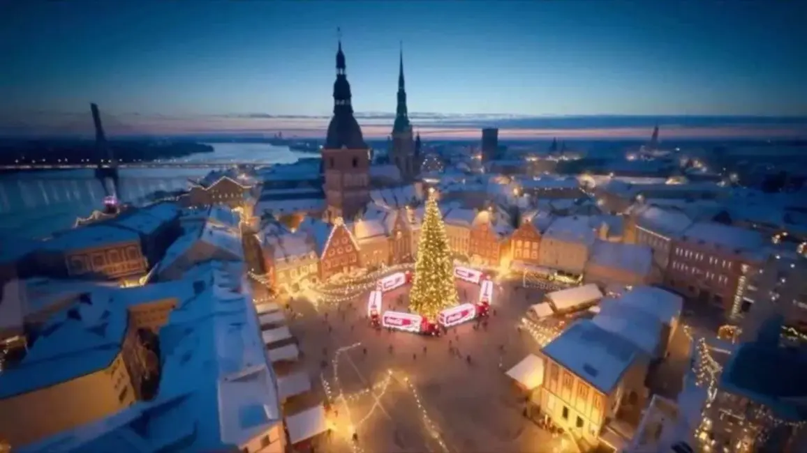 VIDEO: Digitālais mākslinieks Rīgai dāvā sirsnīgu Ziemassvētku sveicienu "Coca-Cola" stilā