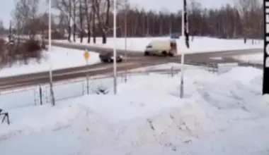 VIDEO: Preiļos busiņš izraisījis satiksmes negadījumu, automašīna nonākusi grāvī