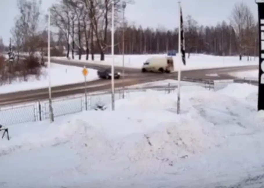 VIDEO: Preiļos busiņš izraisījis satiksmes negadījumu, automašīna nonākusi grāvī