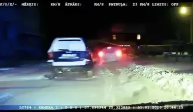 VIDEO: Rūjienā alkohola reibumā un bez tiesībām vadīts auto bēdz no policijas