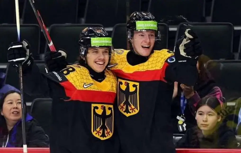 Vācijas U20 hokejisti pārliecinoši uzvar Dāniju un saglabā vietu Elites divīzijā