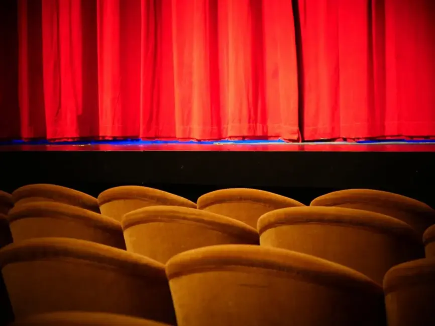 Valsts budžeta samazinājums liek teātriem meklēt risinājumus; biļešu cenas varētu pieaugt