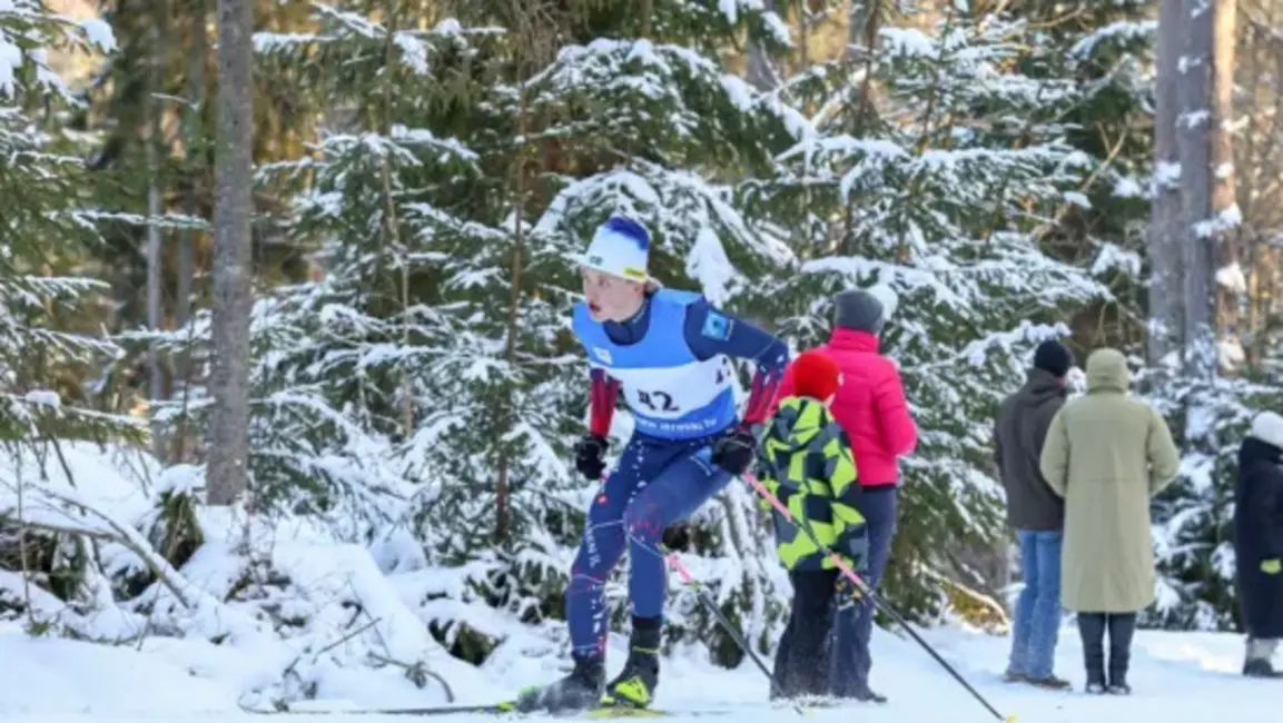 Valts Skujiņš un Linda Kaparkalēja kļūst par Latvijas sprinta čempioniem distanču slēpošanā