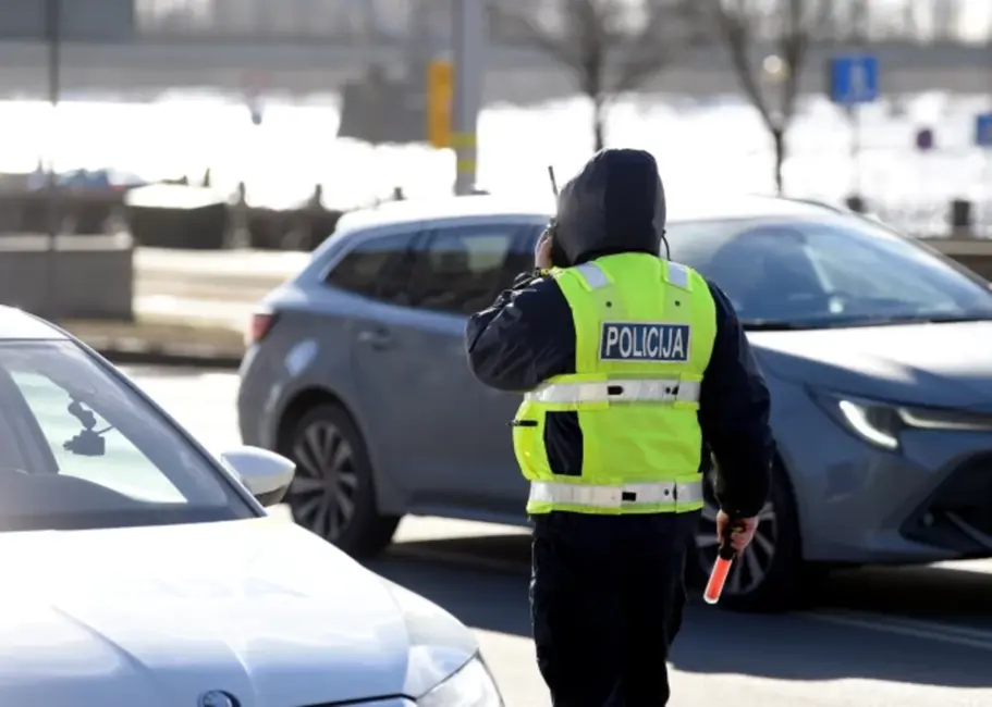 Vecgada nakts Latvijā: uz dzelzceļa bojā gājis vīrietis, smaga avārija uz Liepājas šosejas, negadījums ar kvadriciklu