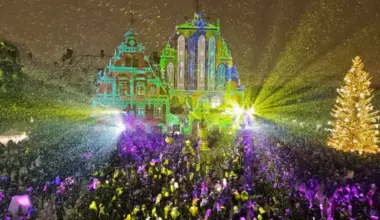 Vecrīgā tūkstošiem cilvēku sagaida Jauno gadu priekā un cerībā