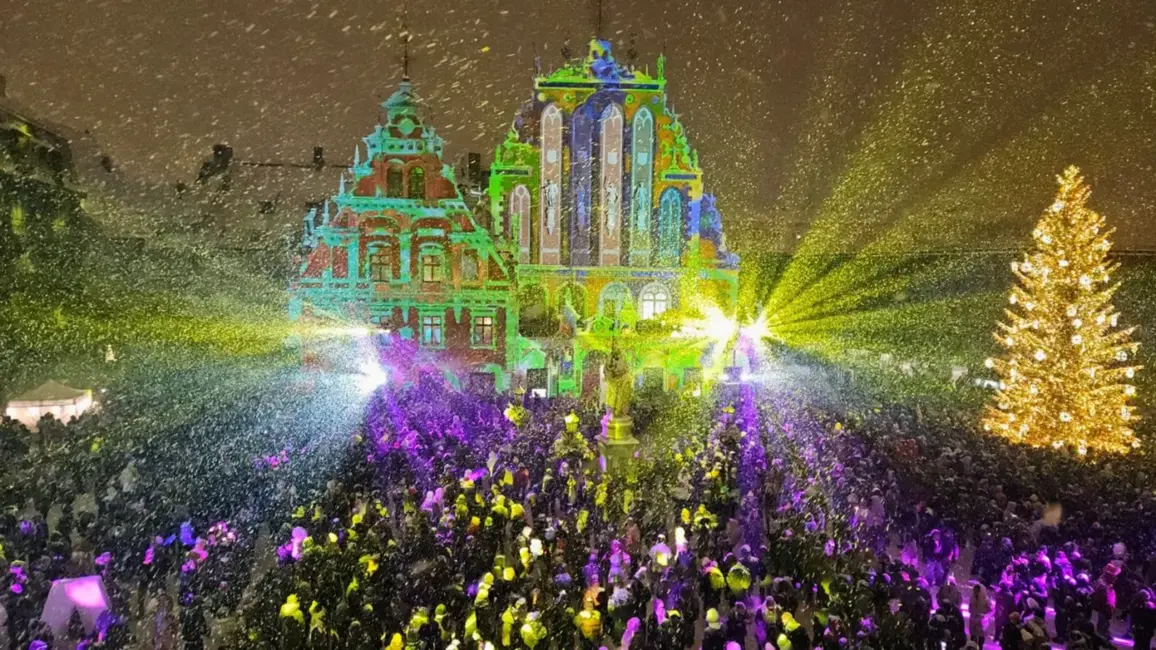 Vecrīgā tūkstošiem cilvēku sagaida Jauno gadu priekā un cerībā