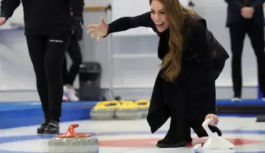 Velsas princese Ketrīna kļūst par kērlinga karalieni, sajūsminot fanus ar savu sniegumu uz ledus