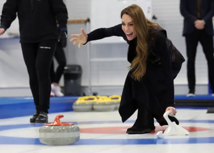 Velsas princese Ketrīna kļūst par kērlinga karalieni, sajūsminot fanus ar savu sniegumu uz ledus