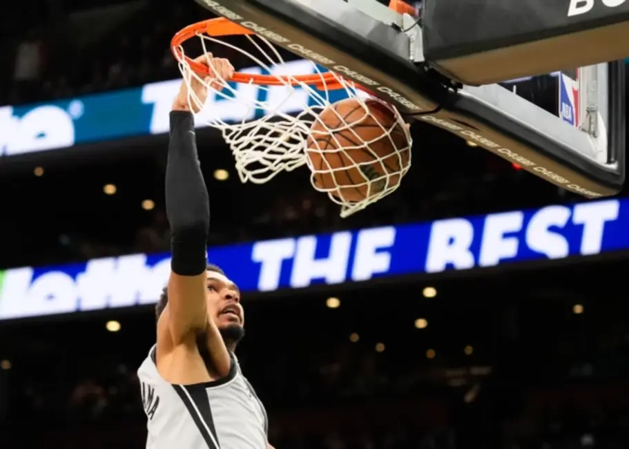 Vembanjama ar uzvaras metienu kaldina "Spurs" panākumu Bostonā