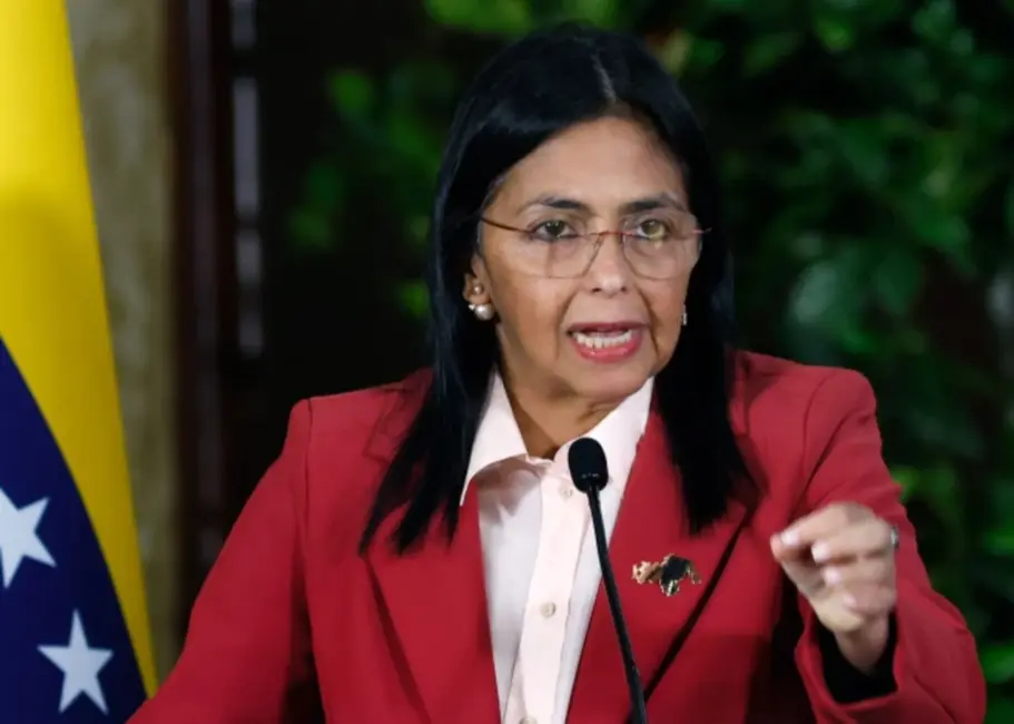 Venecuēlas armija atzīst Delsiju Rodrigesu par pagaidu prezidenti pēc Maduro aizbraukšanas uz ASV