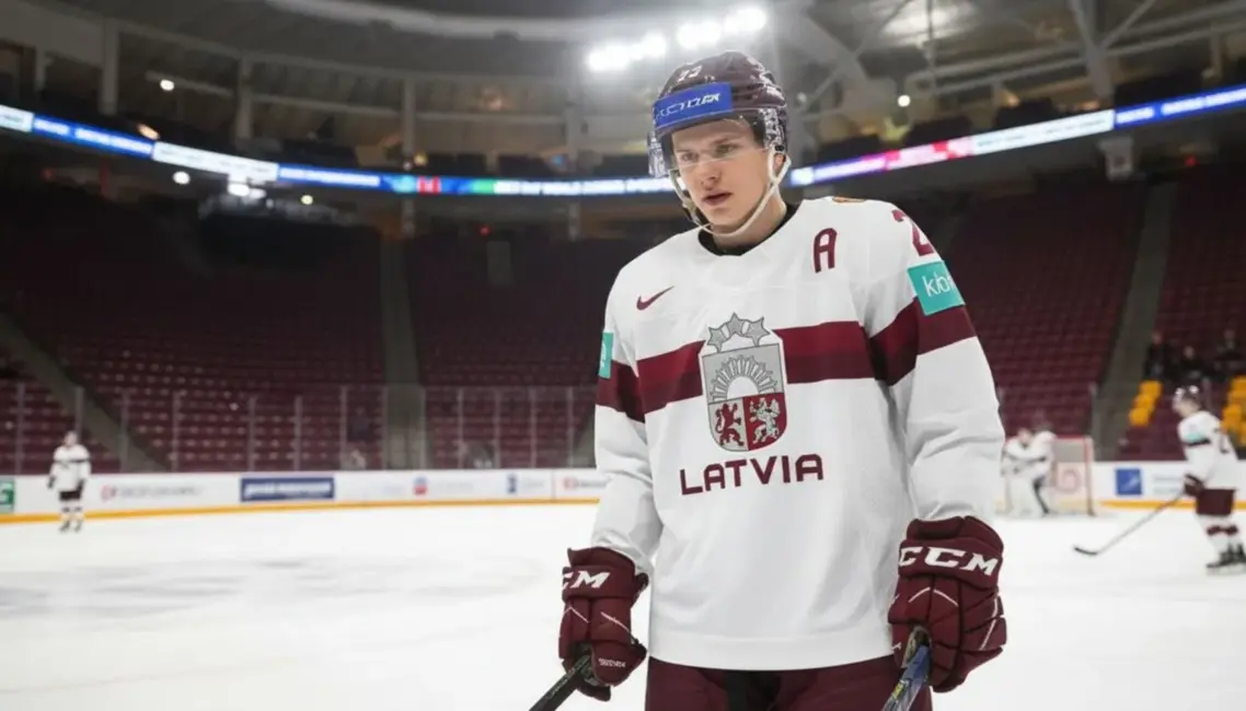 "Viņš nav bērns, viņš ir vīrietis" – Alberts Šmits U-20 čempionātā strauji ceļ NHL drafta akcijas