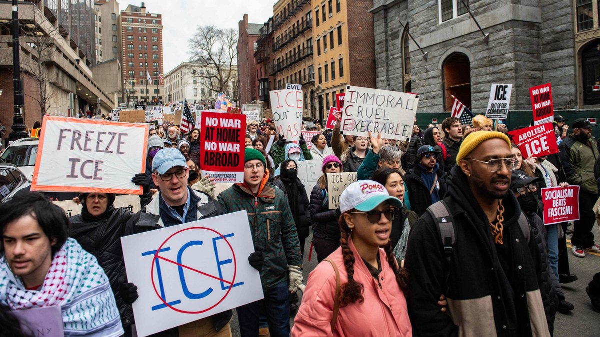 Sievietes nošaušana Mineapolē izraisa plašas demonstrācijas visās ASV