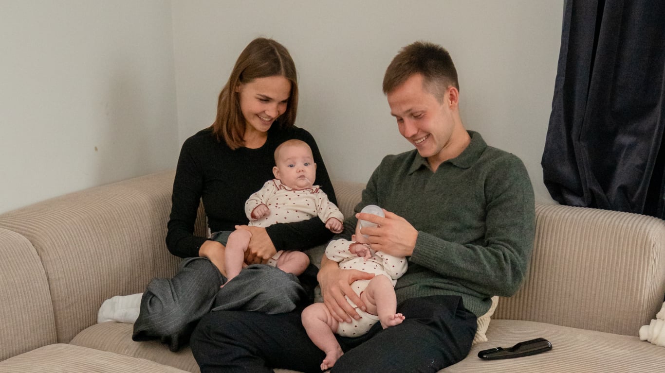 «To, ka būs dvīņi, pateica zīlniece.» Futbolista Ikaunieka un viņa mīļās Elzas ģimenes laime — Santa