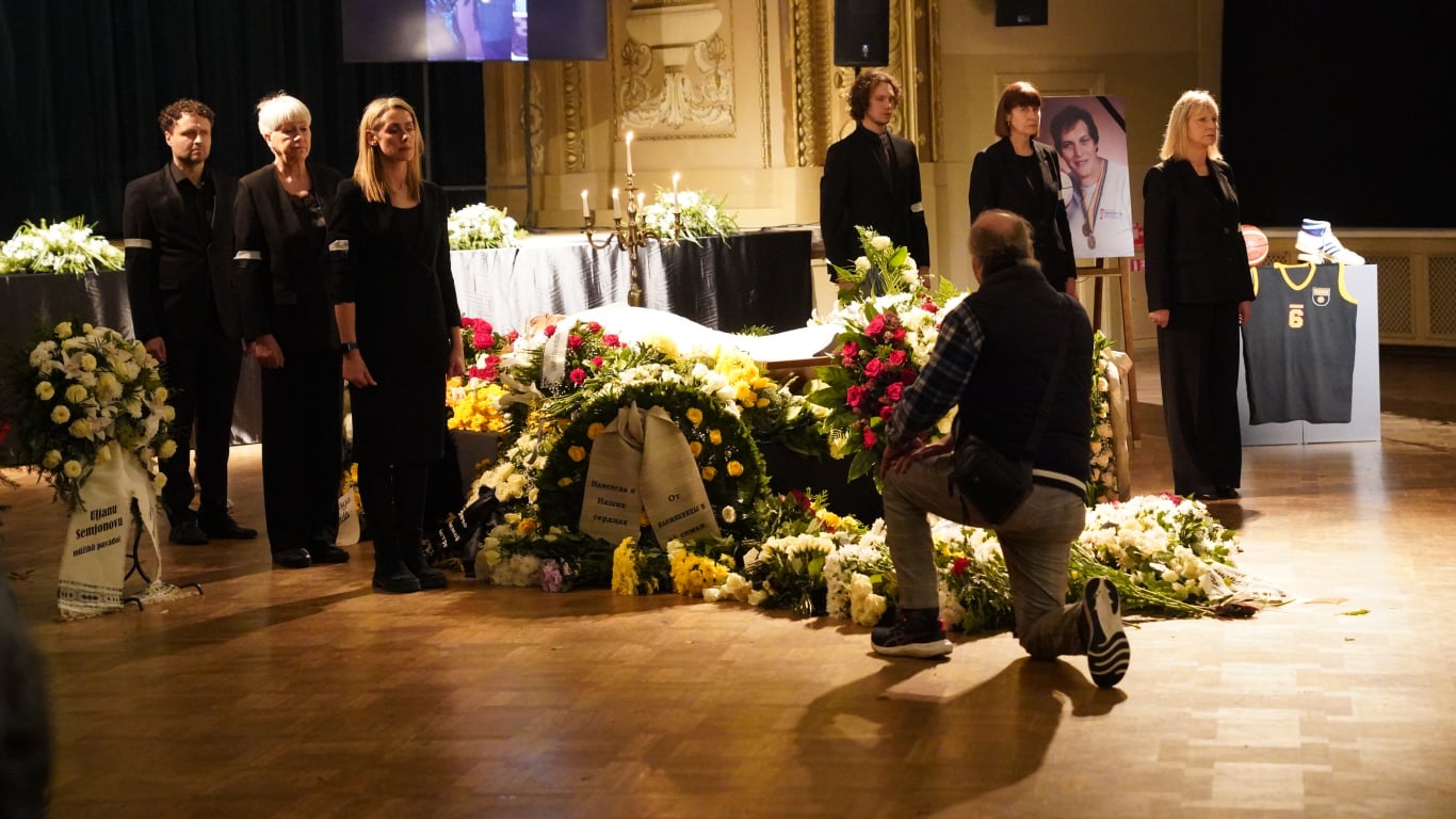 Simtiem ļaužu atvadās no basketbola leģendas Uļjanas Semjonovas — Santa