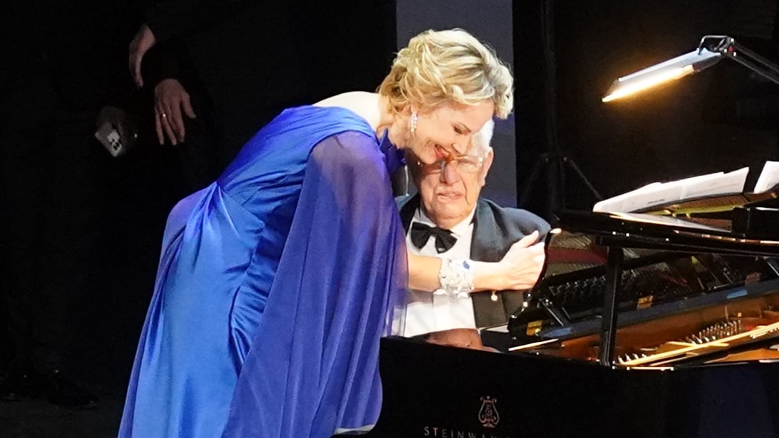 Elīna Garanča no ārzemēm atbrauc samīļot Maestro Paulu — Santa