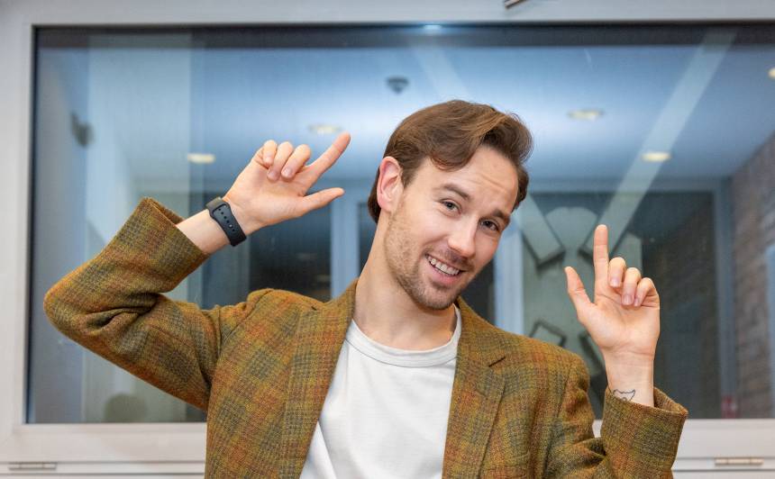 Aktieris Maksims Busels pārsteidz. Skat, ko viņš dara uz ledus! — Santa