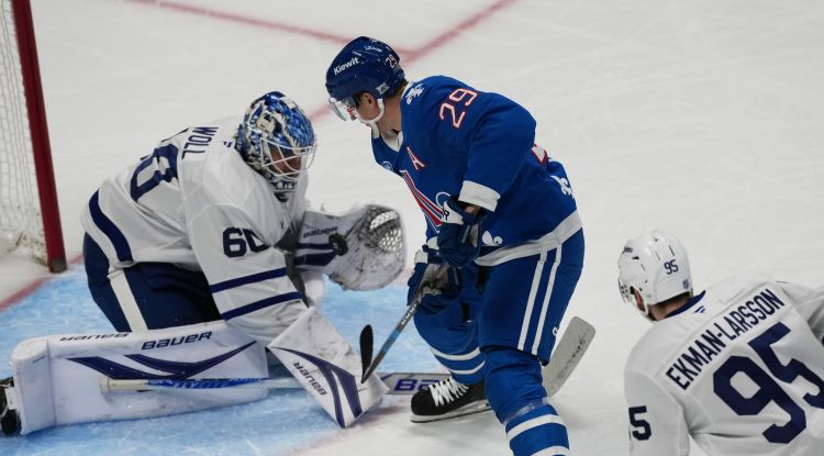 Makkinons un Makdeivids turpina sacensties rezultativitātē, Karolīna izglābjas no 0:3 – Hokejs – Sportacentrs.com