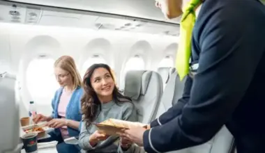 airBaltic pasažieri 2025. gadā visvairāk izvēlas kruasānus un wraptus