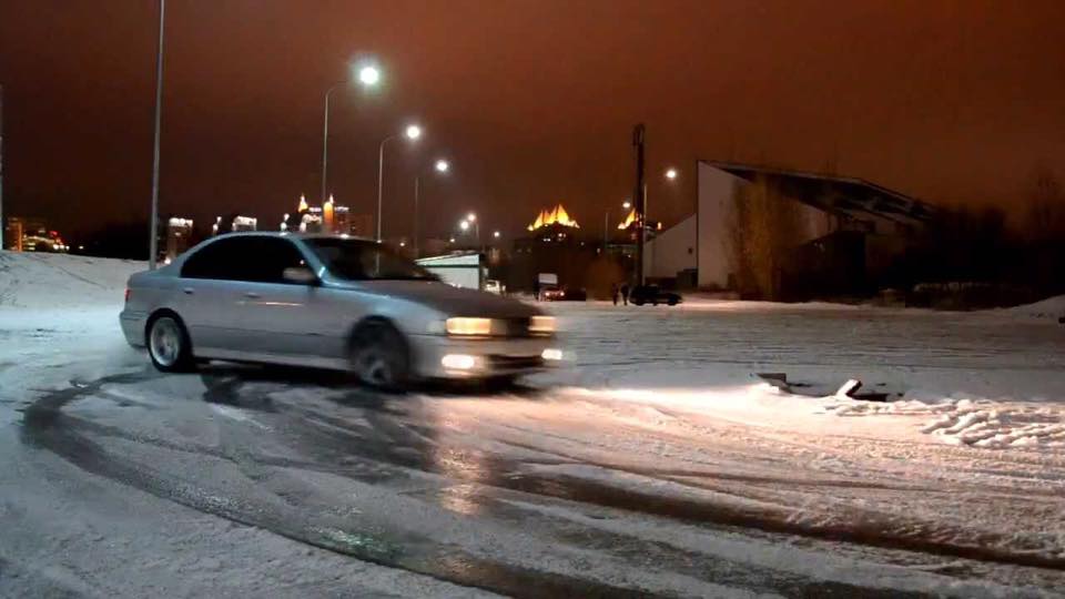 VIDEO: Apzināta sānslīde ceļu satiksmē nav izklaide: policija sniegotajās dienās fiksējusi jau 150 agresīvos braucējus