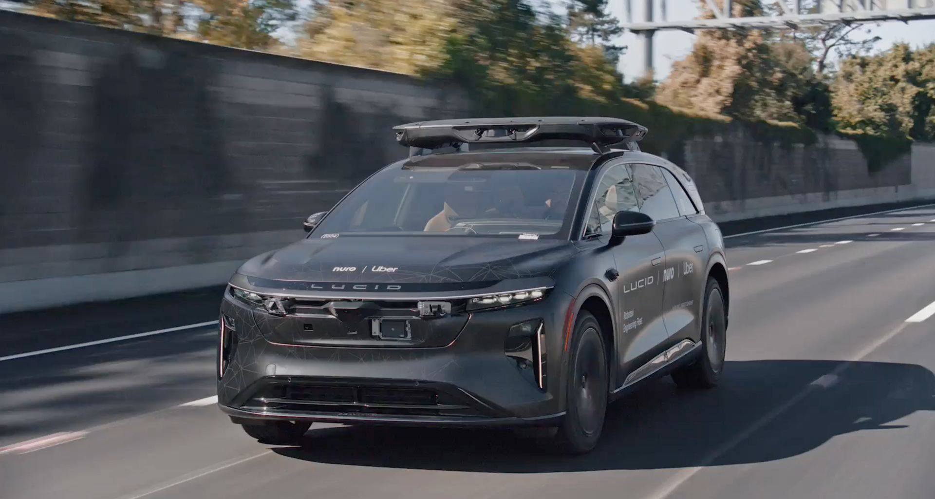 “Uber” sadarbībā ar “Lucid” izveidojis pašbraucošu taksometru