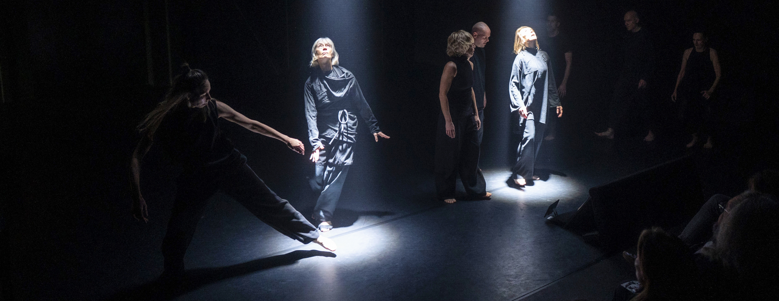 Neatskatoties ilgoties pēc nākotnes. Cirks, deja, mākslinieki un skatītāji satiekas vienā aplī Rīgas cirka arēnā / Diena