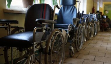 Pansionāts nodod mirušo apbedītājam bez tuvinieku ziņas, atklājis "de facto"