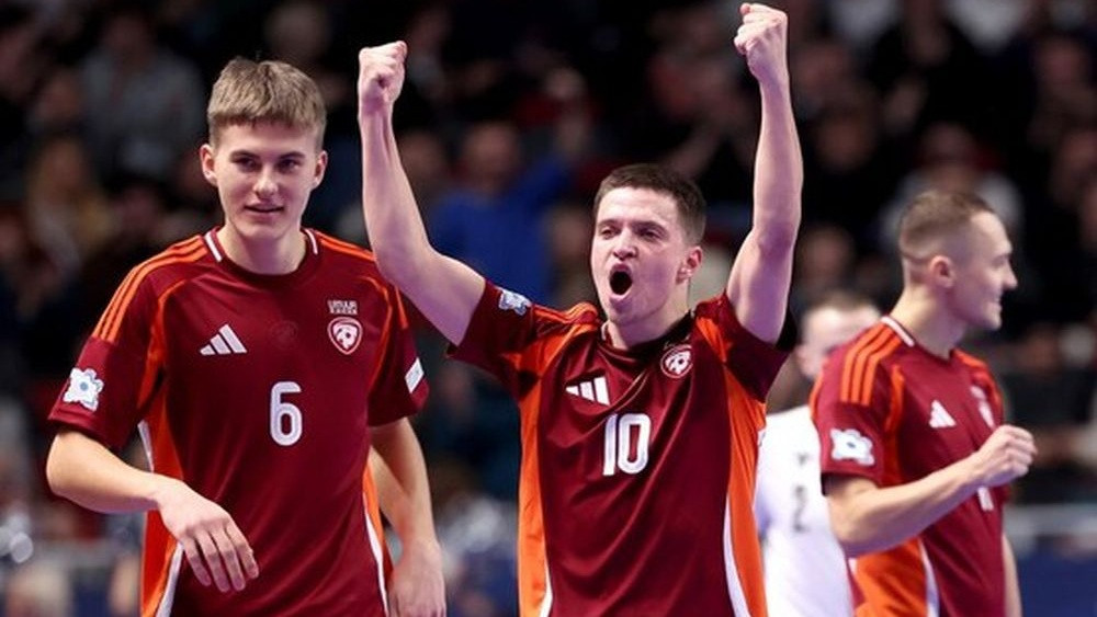 Kapteiņa un gada futzālista vārti Latvijas telpu futbolam atnes vēsturisku uzvaru – Futbols – Sportacentrs.com