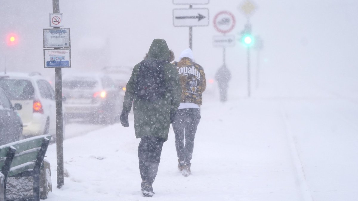 Aktualizēts dzeltenais sniega brīdinājums; Kurzemē sniegputenis apgrūtina braukšanu
