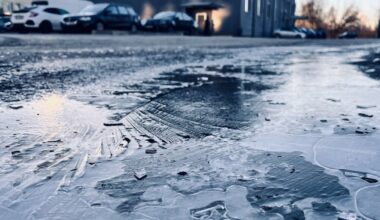 Sniegs un apledojums apgrūtina braukšanu daudzviet Latvijā