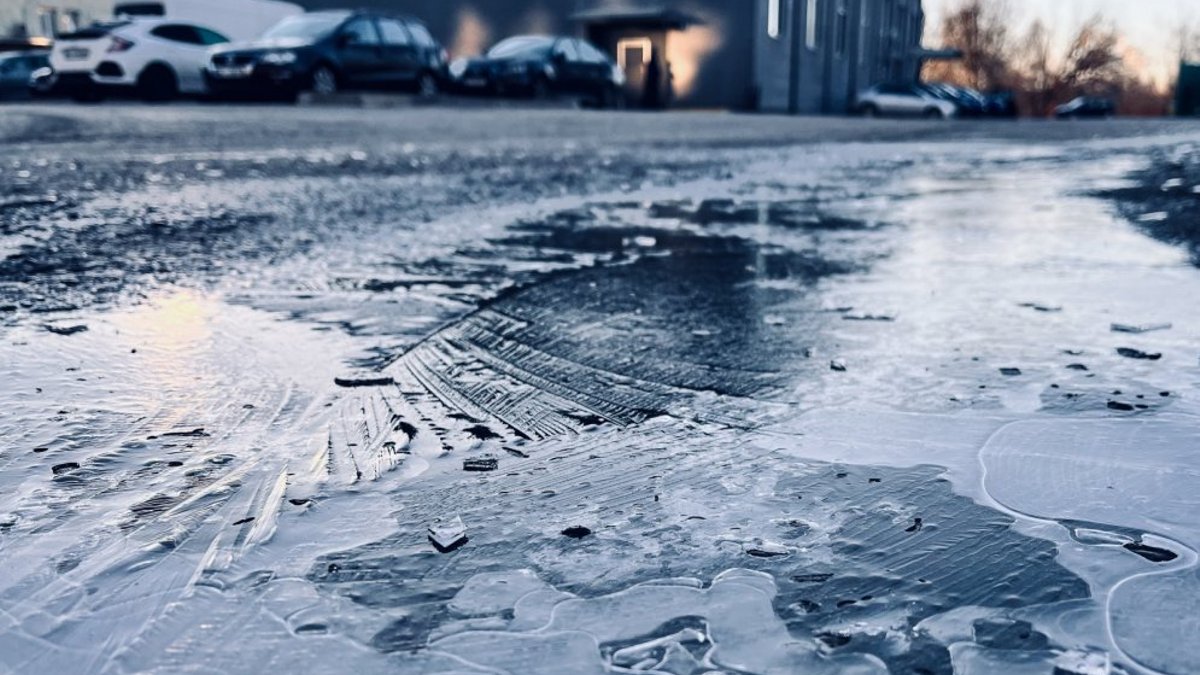 Sniegs un apledojums apgrūtina braukšanu daudzviet Latvijā