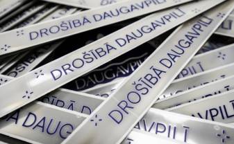 Pašvaldība uzsāk kampaņu “Drošībā Daugavpilī”: iedzīvotāji var saņemt bezmaksas atstarotājus
