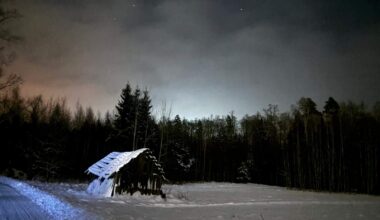 VIDEO. Zili uguņi debesīs un nemierīgs prāts! Trešdienas vakarā Latviju pārbiedē novērotais debesīs