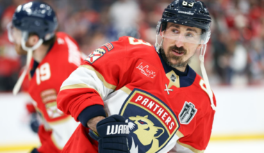 «Floridas» uzbrucēju Bredu Maršanu apbalvoja ar vārdā gravētu zelta nūju par 1000 punktiem NHL regulārajās spēlēs