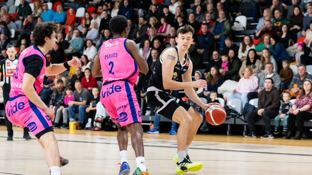 Valmiera savā laukumā nomētā "Zeļļus" – Basketbols – Sportacentrs.com