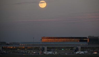 Varšavas lidostā aizturēts Ukrainas pilsonis ar signālu slāpēšanas ierīci