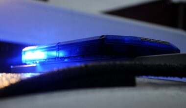 Bākuguns uz Valsts policijas dienesta automa&scaron;īnas.