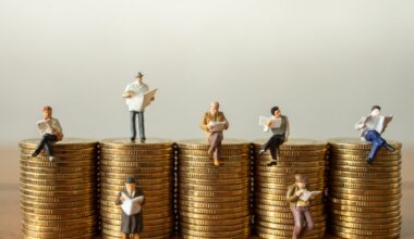 Monētas un cilvēki. Attēls ilustratīvs.